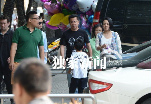 独家 王中磊全家出行 夫妻牵手逛街儿子活泼